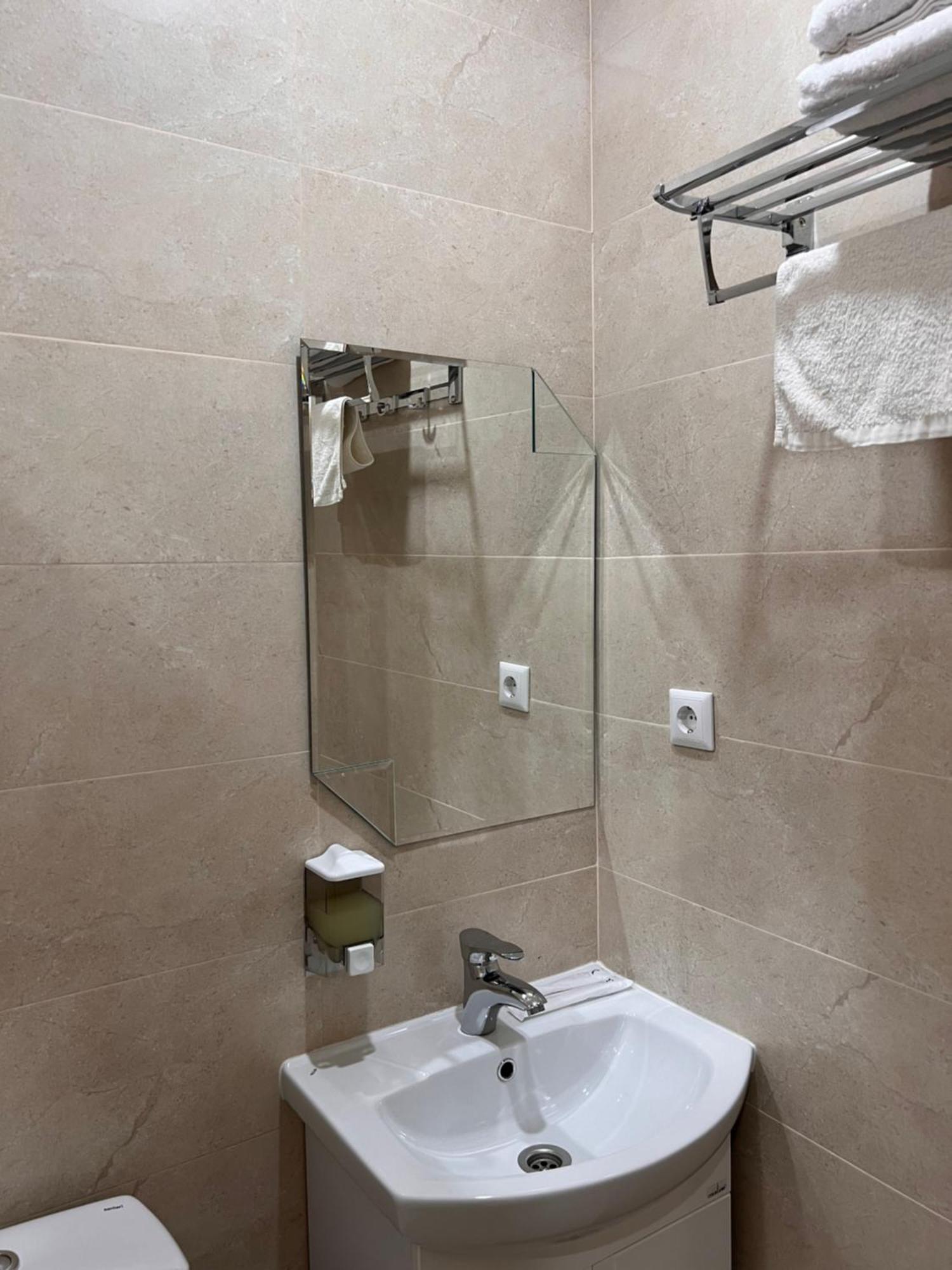 Гостинично-Банный Комплекс Майами Люкс Hotell Qostanaj Exteriör bild